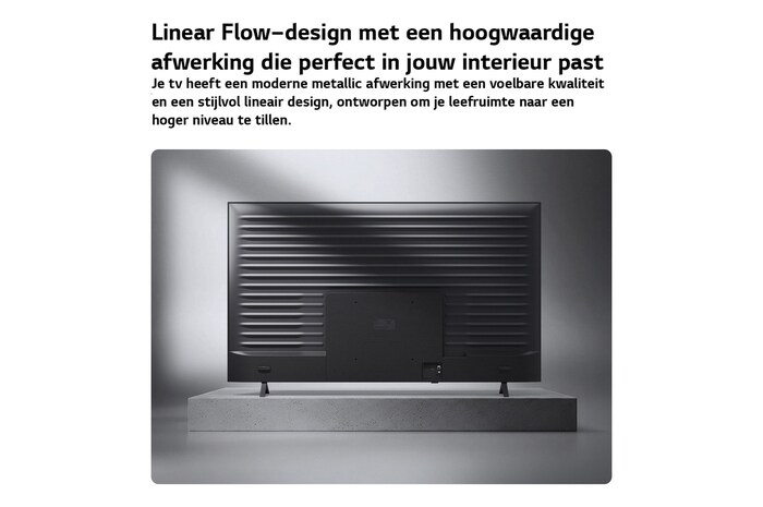 Een LG QNED AI QNED70 Mini LED wordt vanaf de achterkant getoond, waarbij een metalen achterpaneel te zien is met gelijkmatig verdeelde horizontale ribbels die een strakke, gestructureerde look creëren en het Linear Flow Design over het hele oppervlak benadrukken.